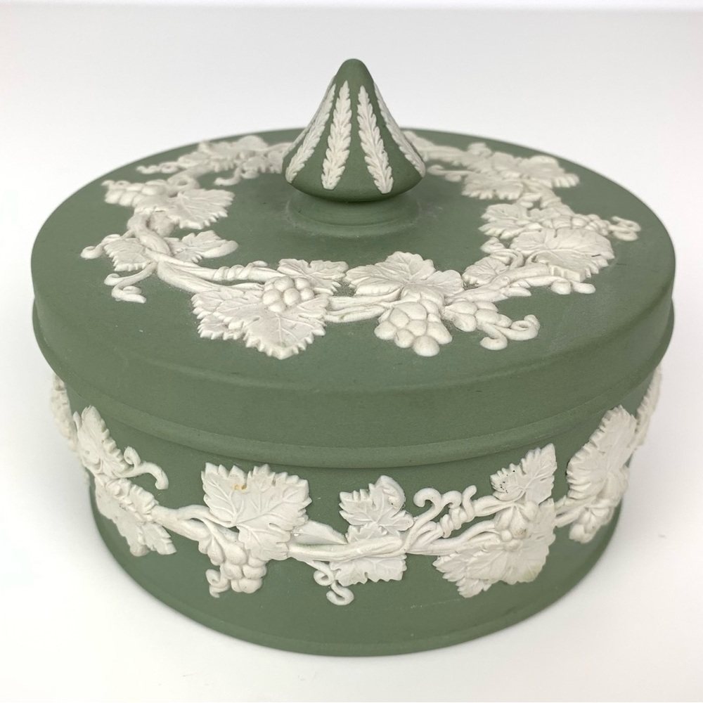 Wedgwood Sage Green Jasperware Lidded Round Box Large 5" Spike Knob Vtg Vines - Picture 3 of 16